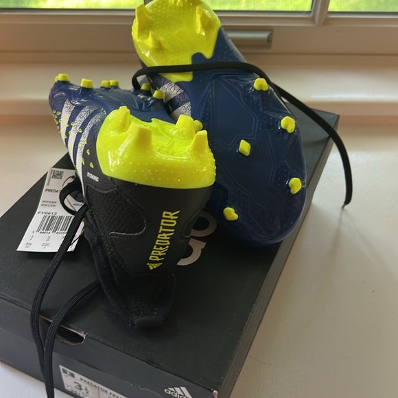 Brand new in box Adidas Predator Freak .3FG J youth size 3.5 cleats - Picture 5 of 6